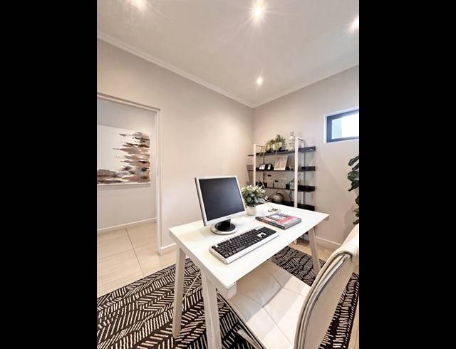 3 BEDROOM APARTMENT FOR SALE IN BRYANSTON